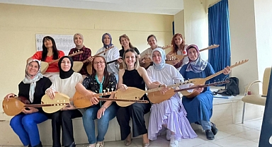 Karamanlı Kadınlar Bağlama ile Hayata Bağlandı.