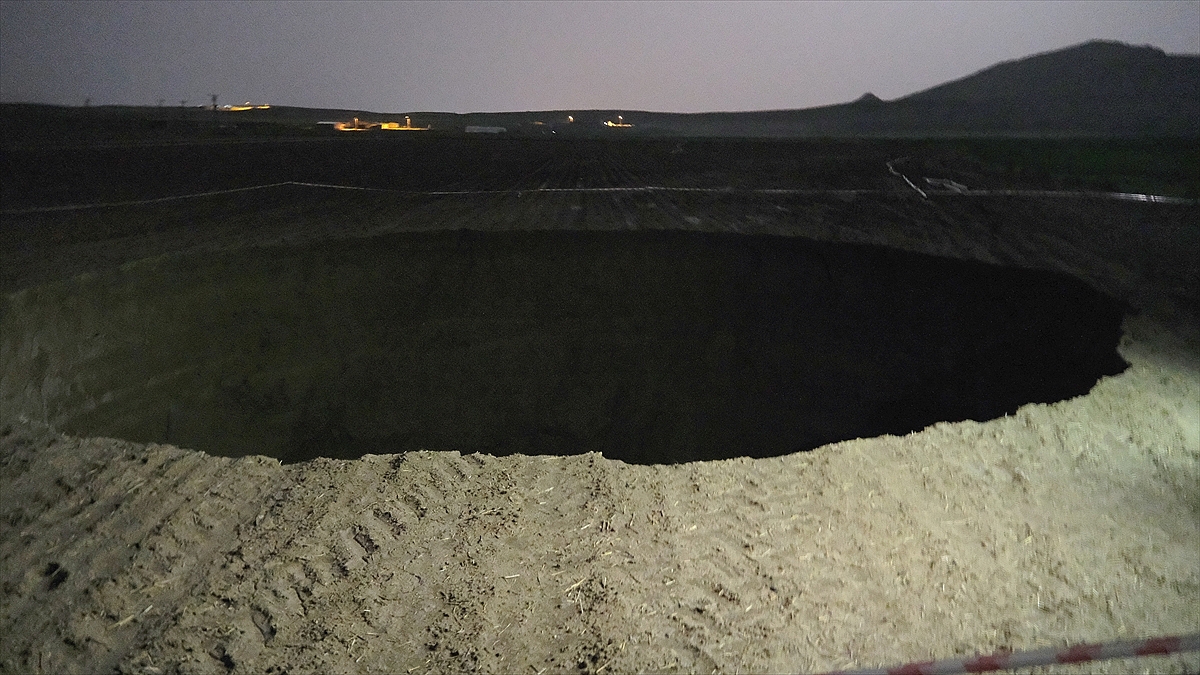 Karapınar'da 25 metre çapında, 15 metre derinliğinde obruk oluştu