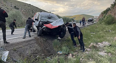 Kargo aracı ile otomobilin çarpışması sonucu 6 kişi yaralandı