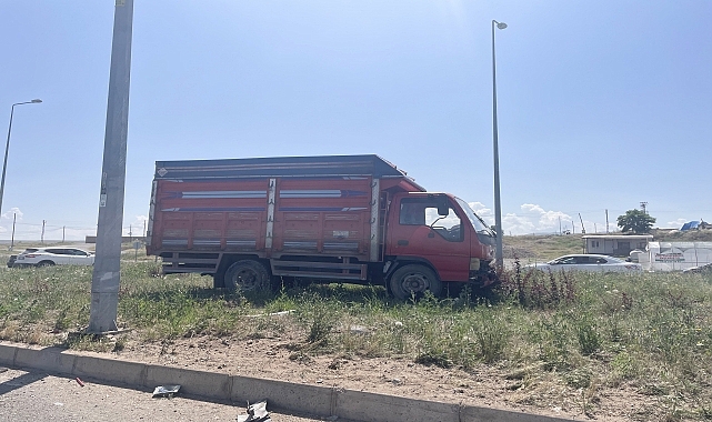Minibüs ile kamyonetin çarpışması sonucu 1 kişi öldü, 14 kişi yaralandı