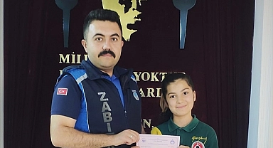 Ortaokul öğrencisi yolda bulduğu bilekliği zabıtaya teslim etti