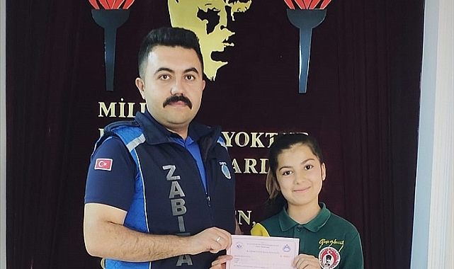 Ortaokul öğrencisi yolda bulduğu bilekliği zabıtaya teslim etti