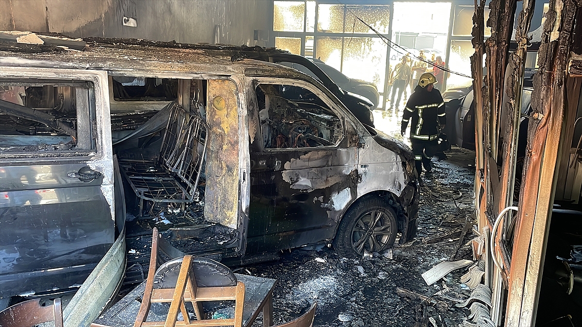 Oto galericide çıkan yangında 6 araç hasar gördü