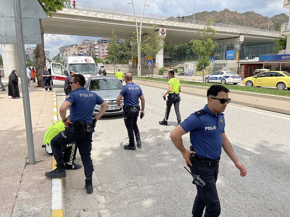 Otomobilin çarptığı 3 yaşındaki çocuk ağır yaralandı