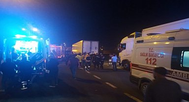 Otomobilin park halindeki tırlara çarpması sonucu 3 kişi öldü