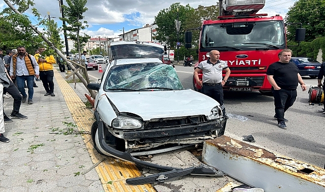 Park halindeki cipe çarpan otomobildeki iki kişi yaralandı