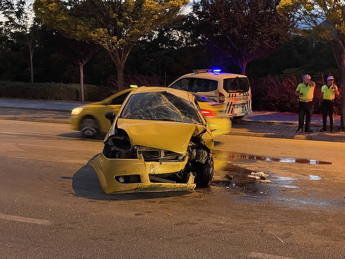 Refüjdeki beton saksıya çarpan taksinin şoförü öldü