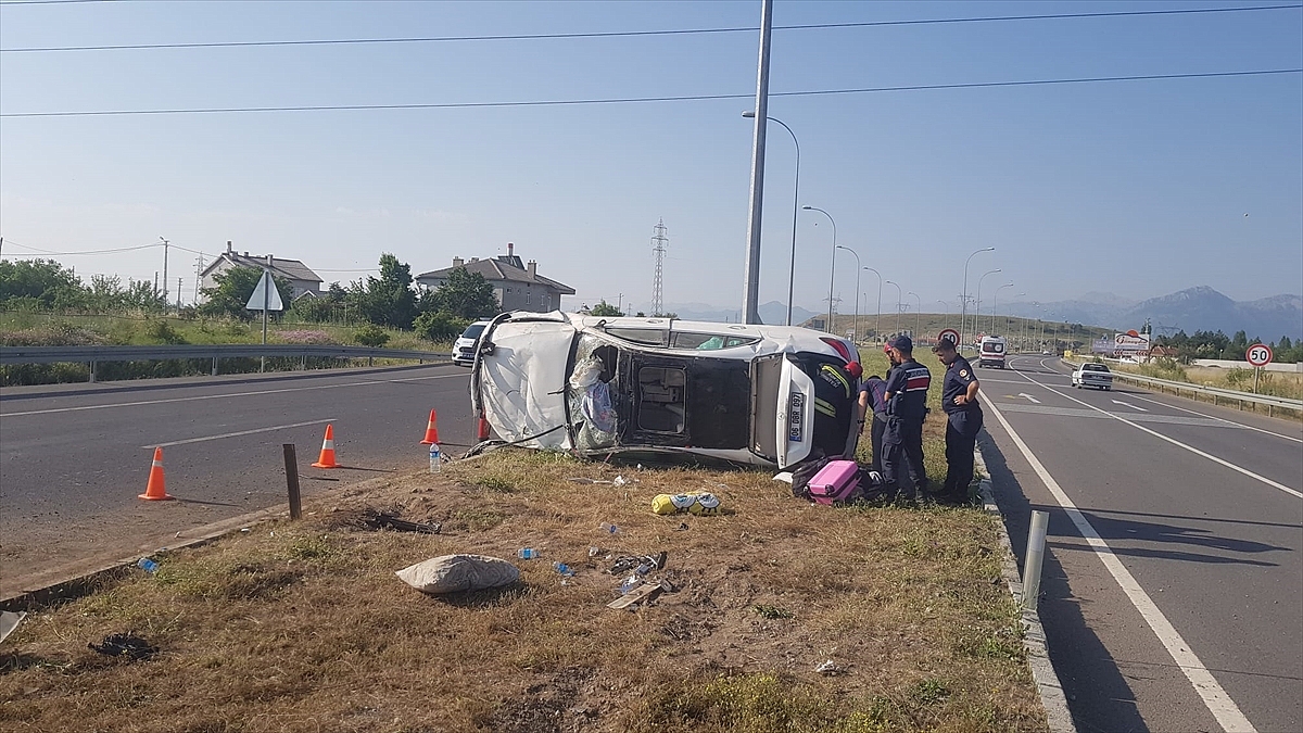 Refüje çarpa otomobildeki 4 kişi yaralandı