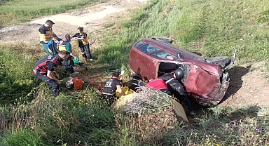 Şarampole devrilen otomobildeki 1 kişi öldü, 1 kişi yaralandı