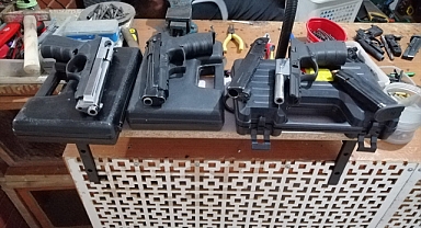 Silah kaçakçılığı ve ticareti iddiasıyla 3 şüpheli tutuklandı