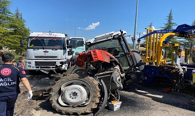 Süt tankeri ile traktörün çarpıştığı kazada 2 kişi yaralandı