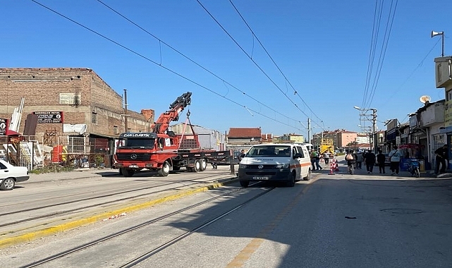 Tramvay hattındaki direğe çarpan otomobildeki 2 kişi yaralandı