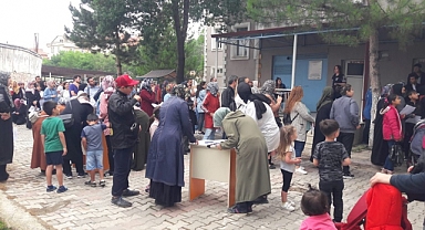 Yağmur Altında Kayıt Yaptırmak İçin Uzun Kuyruklar Oluşturdular