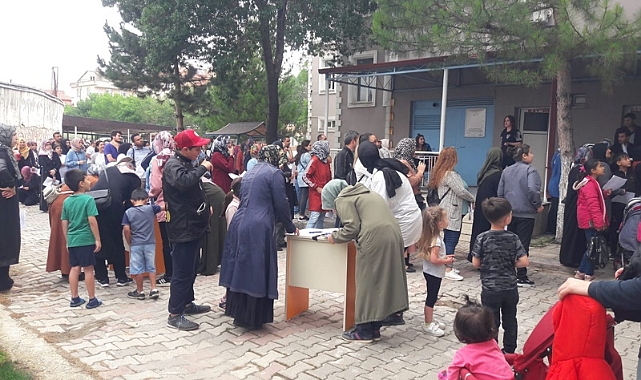 Yağmur Altında Kayıt Yaptırmak İçin Uzun Kuyruklar Oluşturdular