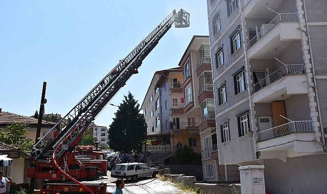 5 katlı binada çıkan yangında anne ve 3 çocuğu dumandan etkilendi