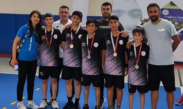 Analig Badminton'da Çeyrek Finale Yükselen Takımlar Belli Oldu