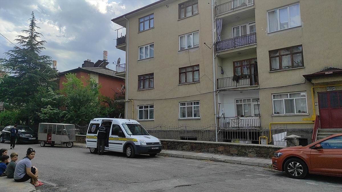 Apartmanın terasından düşen genç ağır yaralandı