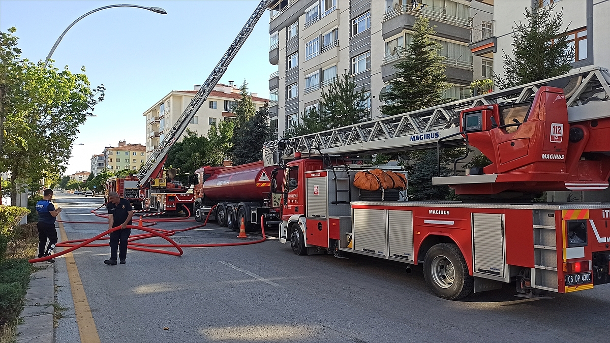 Binanın teras katında çıkan yangın söndürüldü