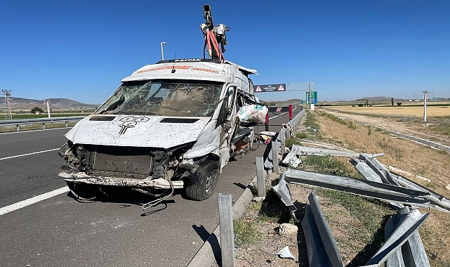 Devrilen minibüsteki 24 kişi yaralandı