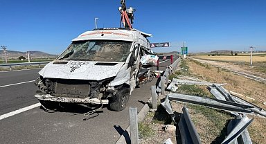 Devrilen minibüsteki 24 kişi yaralandı