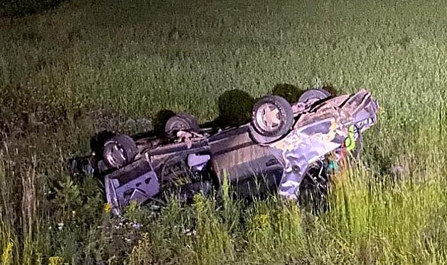 Devrilen otomobildeki 1'i bebek 3 kişi yaralandı
