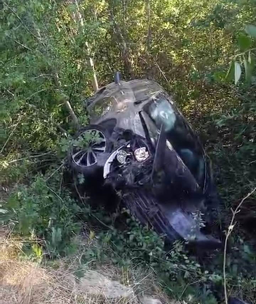 Devrilen otomobildeki 2 kişi yaralandı