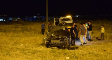 Devrilen otomobildeki 2 kişi yaralandı