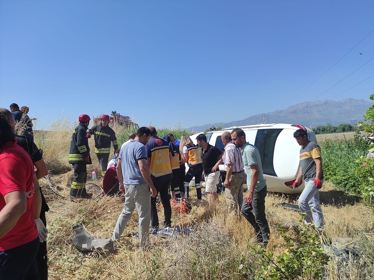Devrilen otomobildeki 4 kişi yaralandı