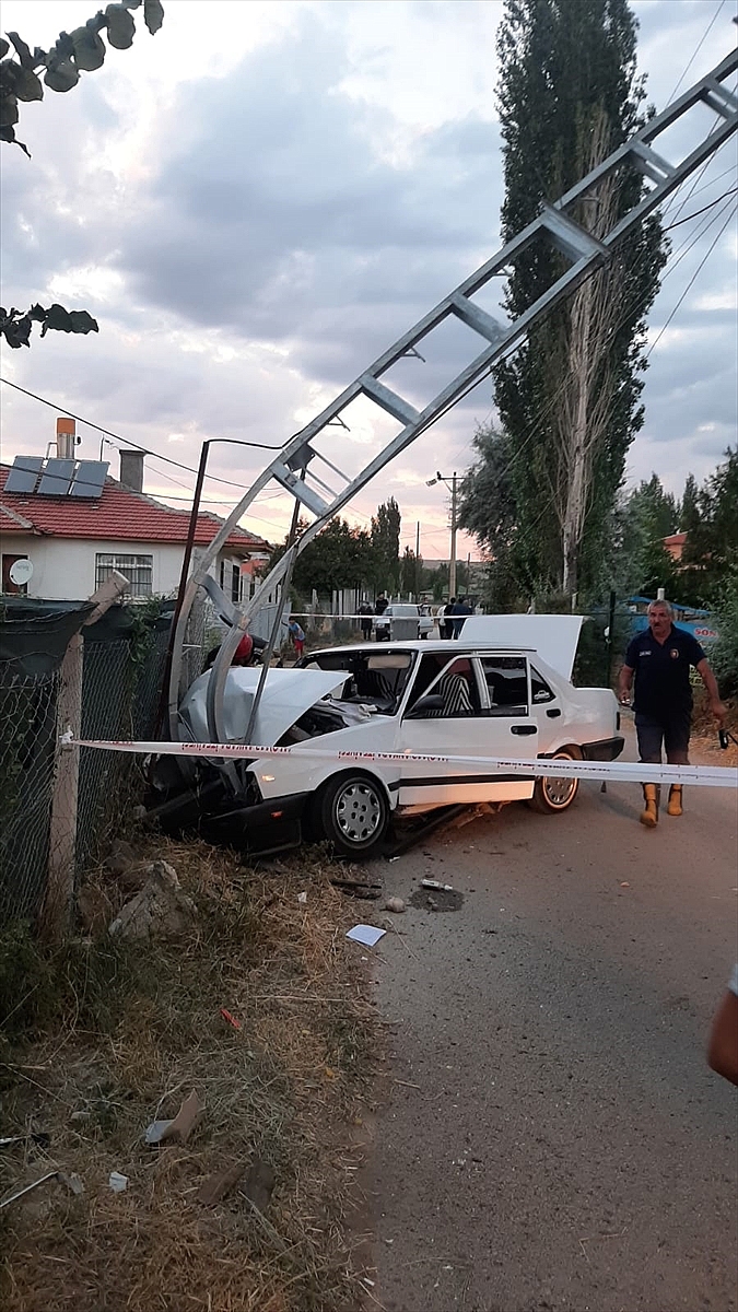 Elektrik direğine çarpan otomobilin sürücüsü yaralandı