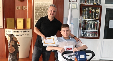 Evde eğitim gören engelli öğrenci okul birincisi oldu