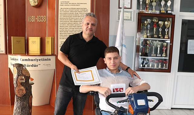 Evde eğitim gören engelli öğrenci okul birincisi oldu