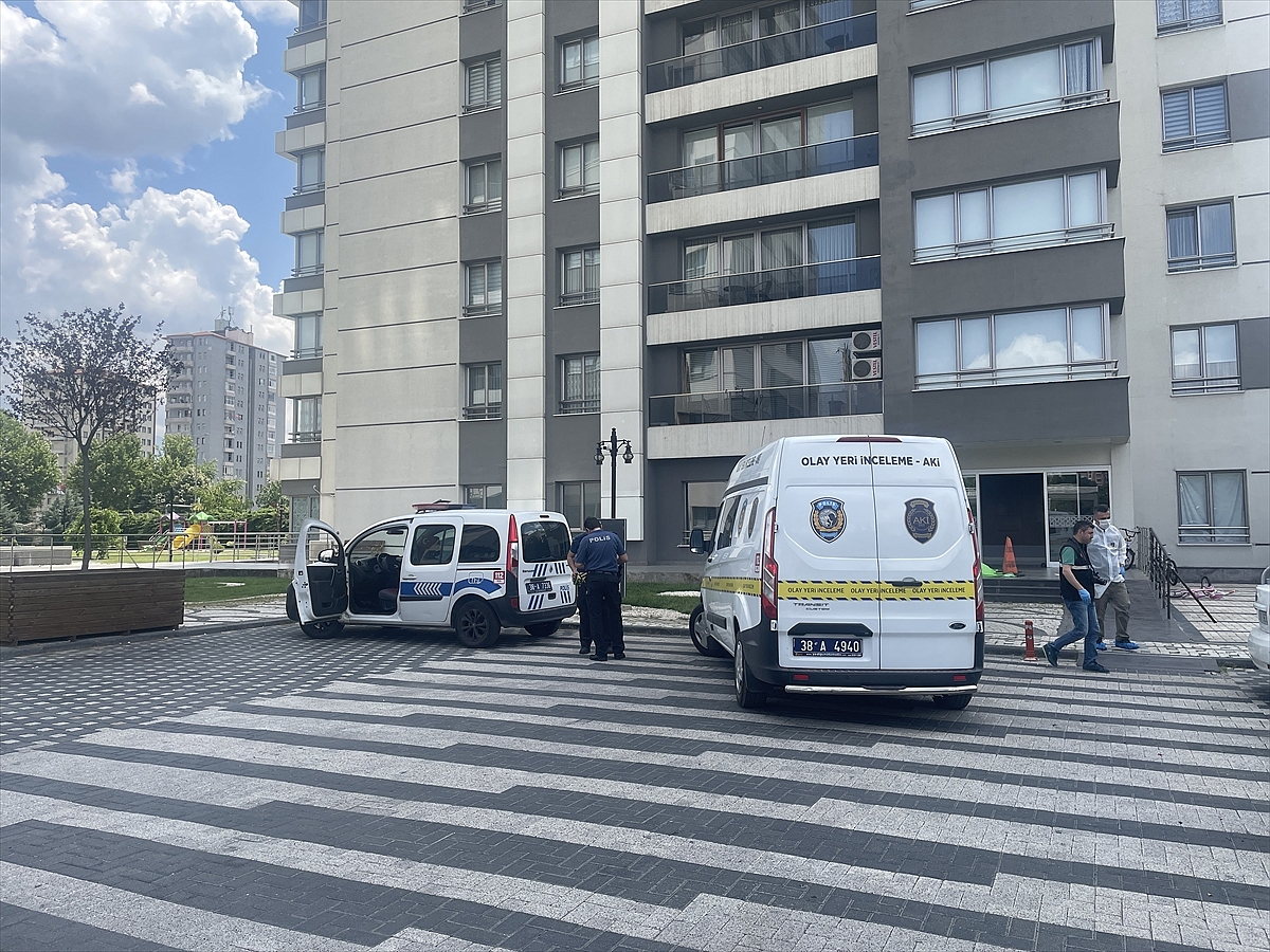 Güvercinini yakalamak için çıktığı rezidansın çatısından düşen kişi öldü
