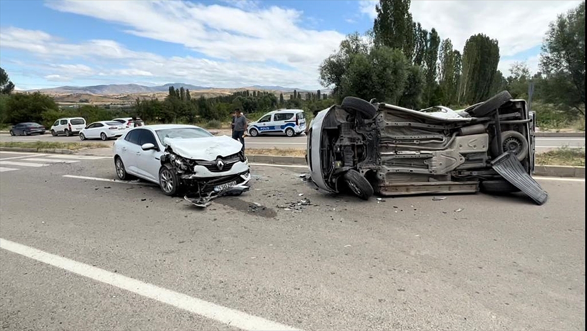Hafif ticari araç ile otomobilin çarpıştığı kazada 3 kişi yaraladı