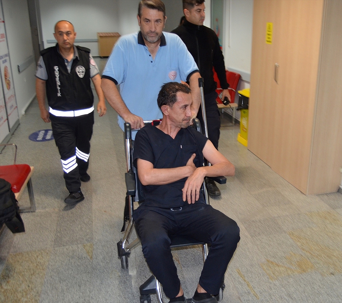 Hastanenin temizlik görevlisini darbeden refakatçi gözaltına alındı