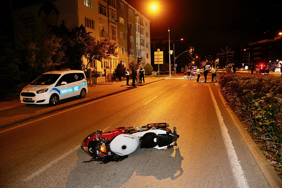 İki motosikletin çarpışması sonucu 1 kişi öldü, 2 kişi yaralandı