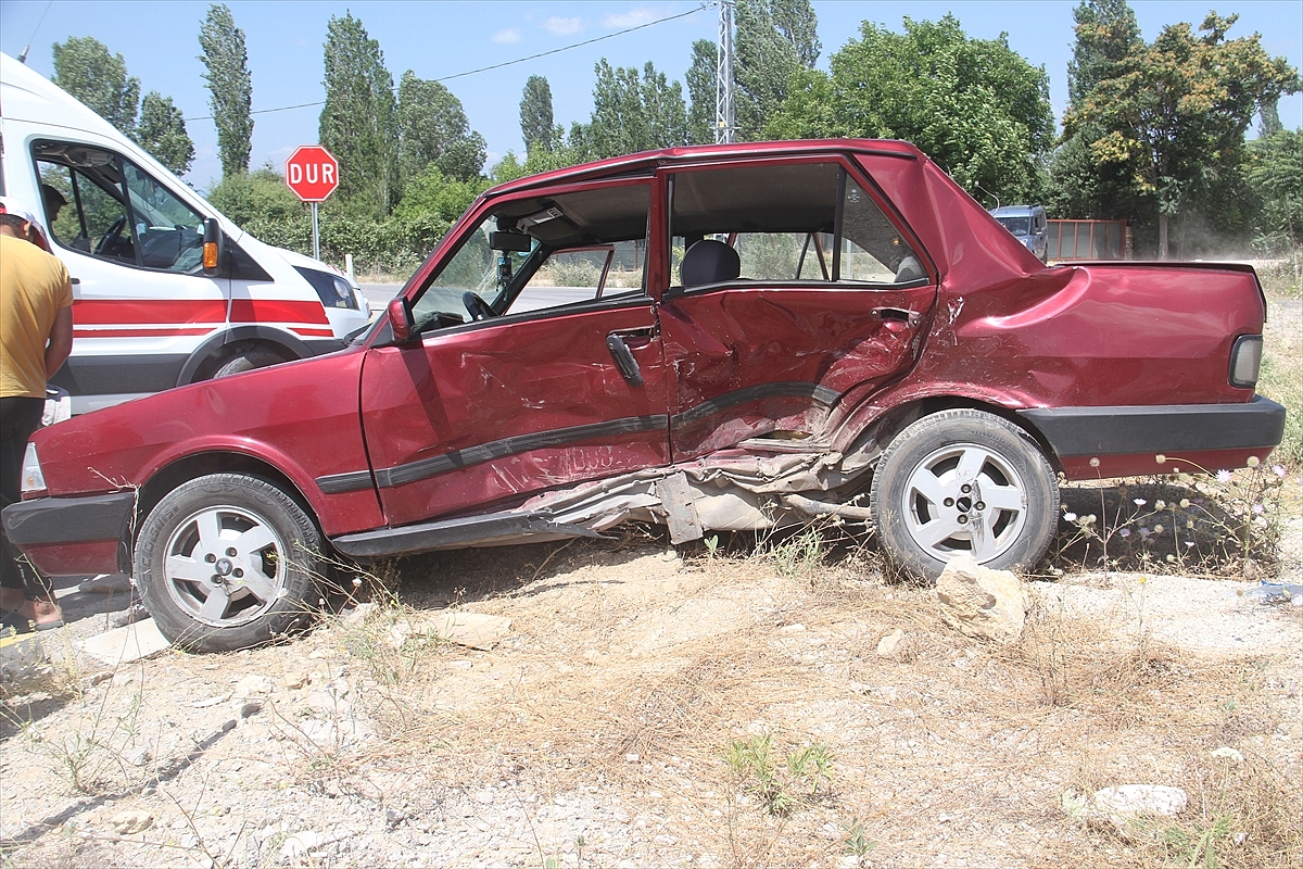 İki otomobilin çarpışması sonucu 3 kişi yaralandı