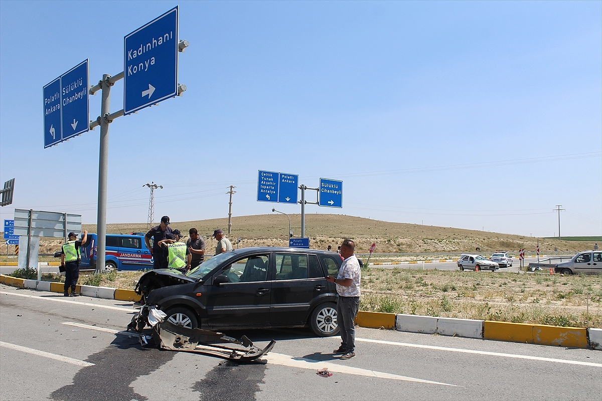 İki otomobilin çarpışması sonucu 6 kişi yaralandı