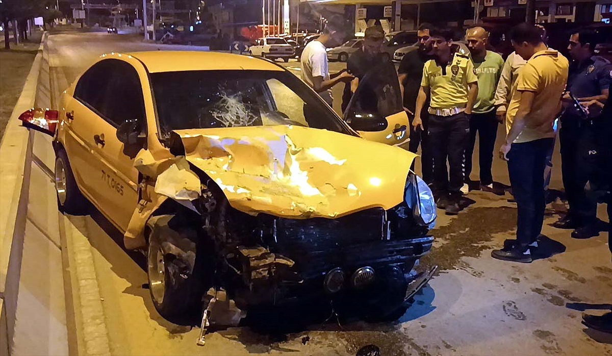 İki otomobilin çarpıştığı kazada 4 kişi yaralandı