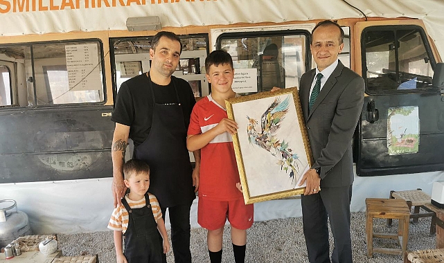 İlçe Birincisini Milli Eğitim Müdürü Evine Giderek Tebrik Etti