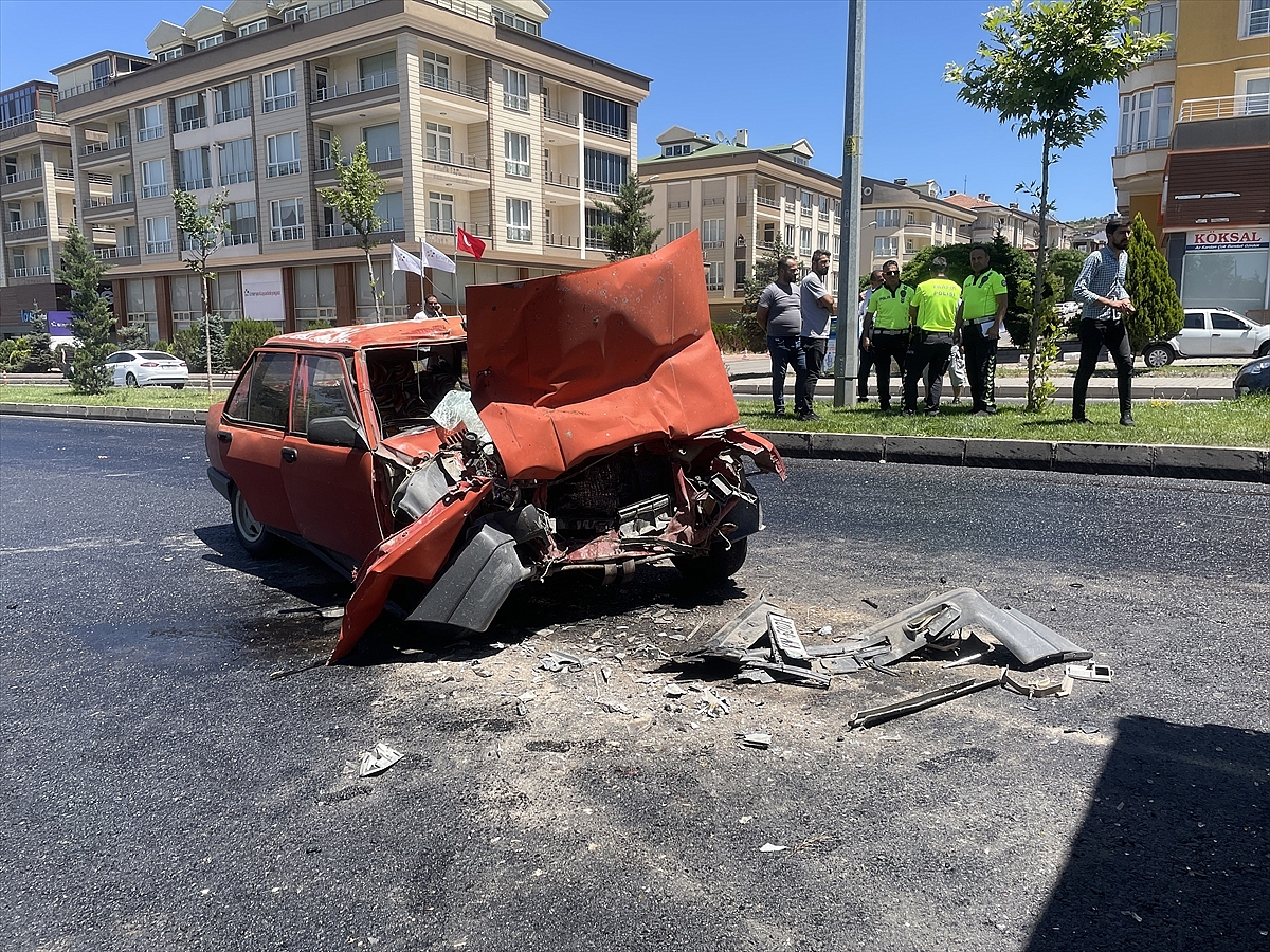 Kamyona çarpan otomobildeki 2 kişi öldü, 2 kişi yaralandı