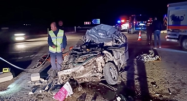 Kamyonetle otomobilin çarpışması sonucu 2 kişi öldü, 3 kişi yaralandı