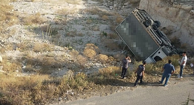 Karaman'da kamyonet boş araziye devrildi