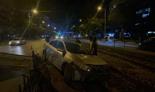 Konya’da kontrolden çıkan araç tramvay yoluna girdi
