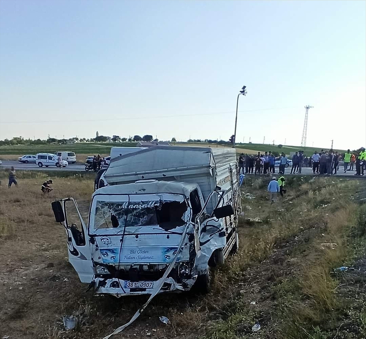 Minibüs ile kamyonetin çarpıştığı kazada 12 kişi yaralandı