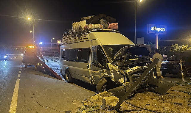 Minibüs ile otomobilin çarpıştığı kazada 16 kişi yaralandı