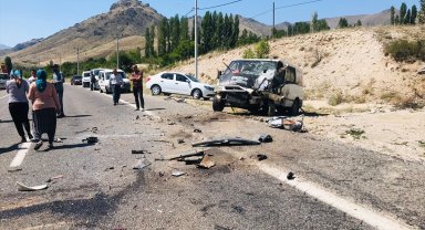 Minibüs ile otomobilin çarpıştığı kazada 2 kişi öldü, 1 kişi yaralandı