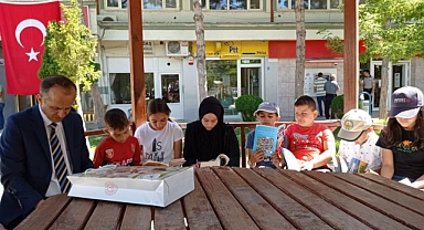 Öğrenciler tatilde de kitap okumaya devam ediyor
