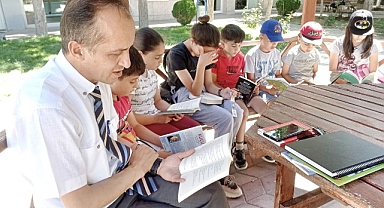 Öğrenciler tatilde de kitap okumaya devam ediyor