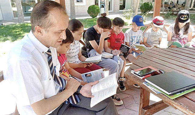 Öğrenciler tatilde de kitap okumaya devam ediyor
