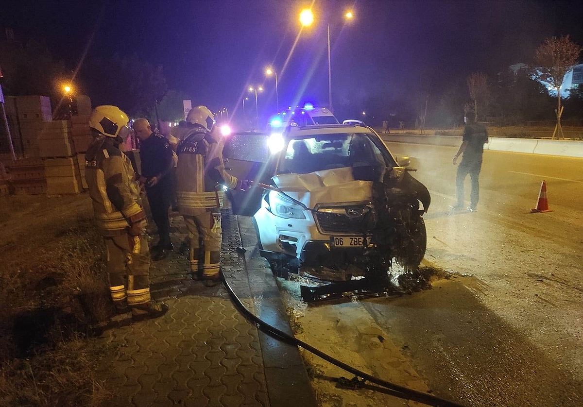 Otomobiller çarpıştı 2 kişi yaralandı